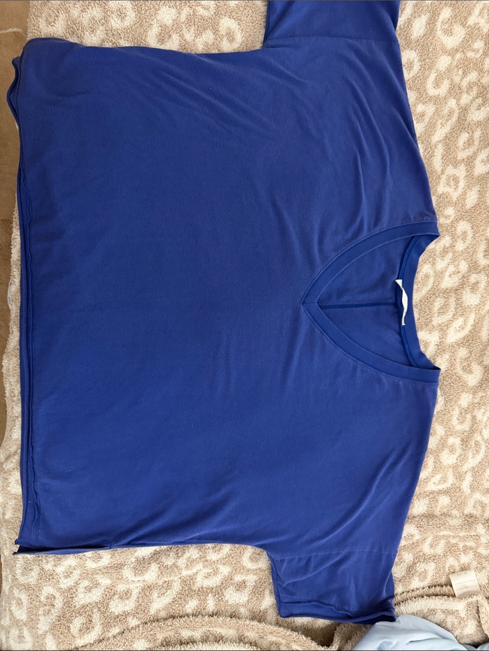 Altar’d State Women cropped V-Neck Short Sleeve Shirt - Royal Blue
